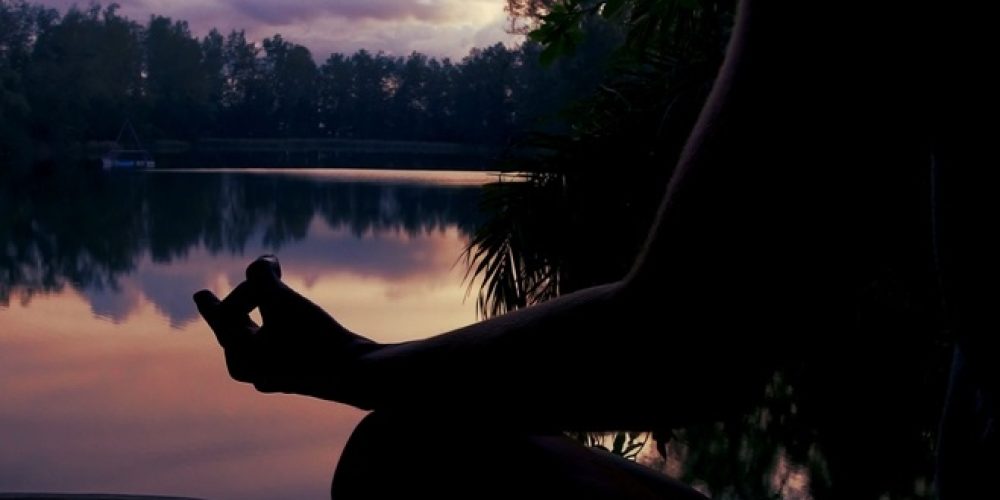 Všetko o meditácii Vipassana: prečo meditovať a ako prebieha 10dňový meditačný kurz Vipassany?