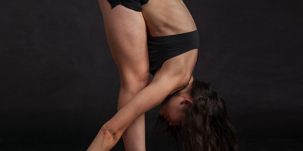 4 důvody, proč stojí za to vyzkoušet Bikram jógu (a 1 důvod, proč raději zvolit jiný druh pohybu).