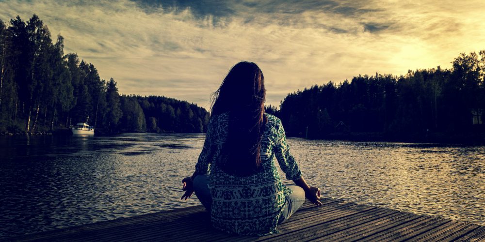 Jak to vypadá na 10denním meditačním kurzu Vipassana? Všechny důležité informace najdeš tady